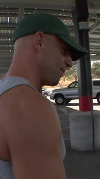 Gagica brunetă senzațională înghite spermă și se bucură de ea