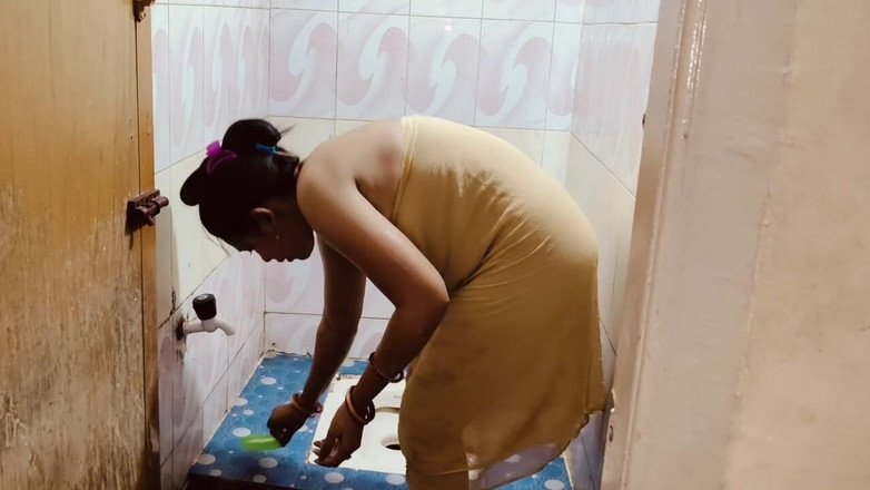 Madhu bhabhi: Přírodní vesnická manželka nahá koupající se video