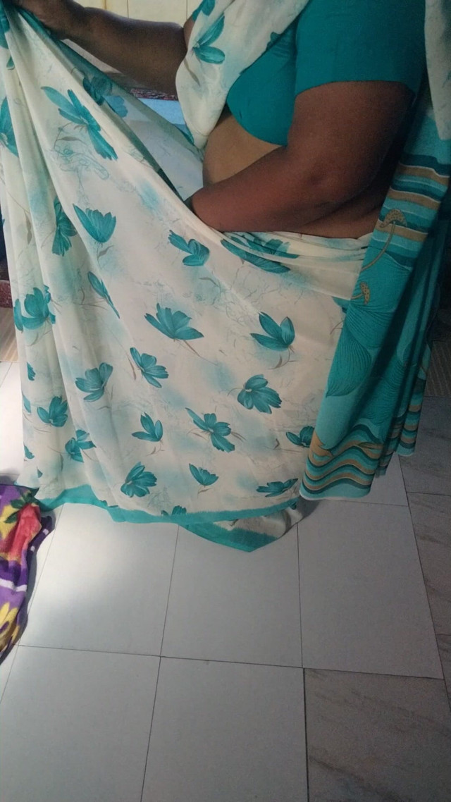 Big MILF Aunty Saree Wearing (Tamil lesbian)
