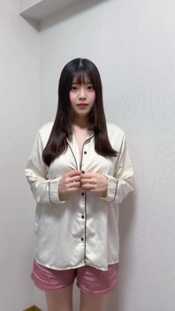 그것은 조금 수줍어,하지만 ... 이것은 내가 옷을 벗는 것입니다.