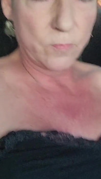 La miLF si masturba e schizza con un enorme cetriolo nel parcheggio del negozio di alimentari