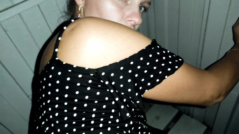 S-Wife Katy: Het gepuzzelde schatje wachtte op de trein en kreeg een...