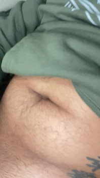 Vousatý velký penis si honí a rozmazává se spermatem
