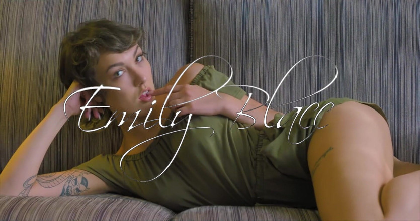 Bigsexy Films: Emily Blacc solo cu striptease