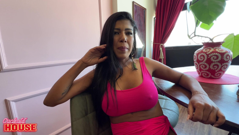 CuckoldHouse: 漂亮的巴西印度女人带着欲望坐在杆子上