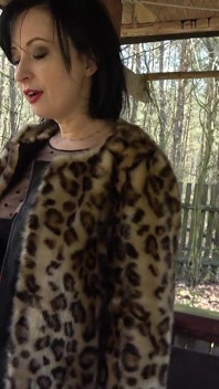 MILF Wanilianna Is Having a Lot of Fun with Herself in a Public Park