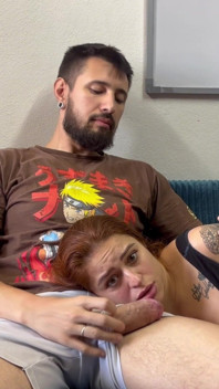 La Coinquilina Dai Capelli Rossi Succhia Silenziosamente in Grembo E Si Svuota Sperma Densa Sul Viso