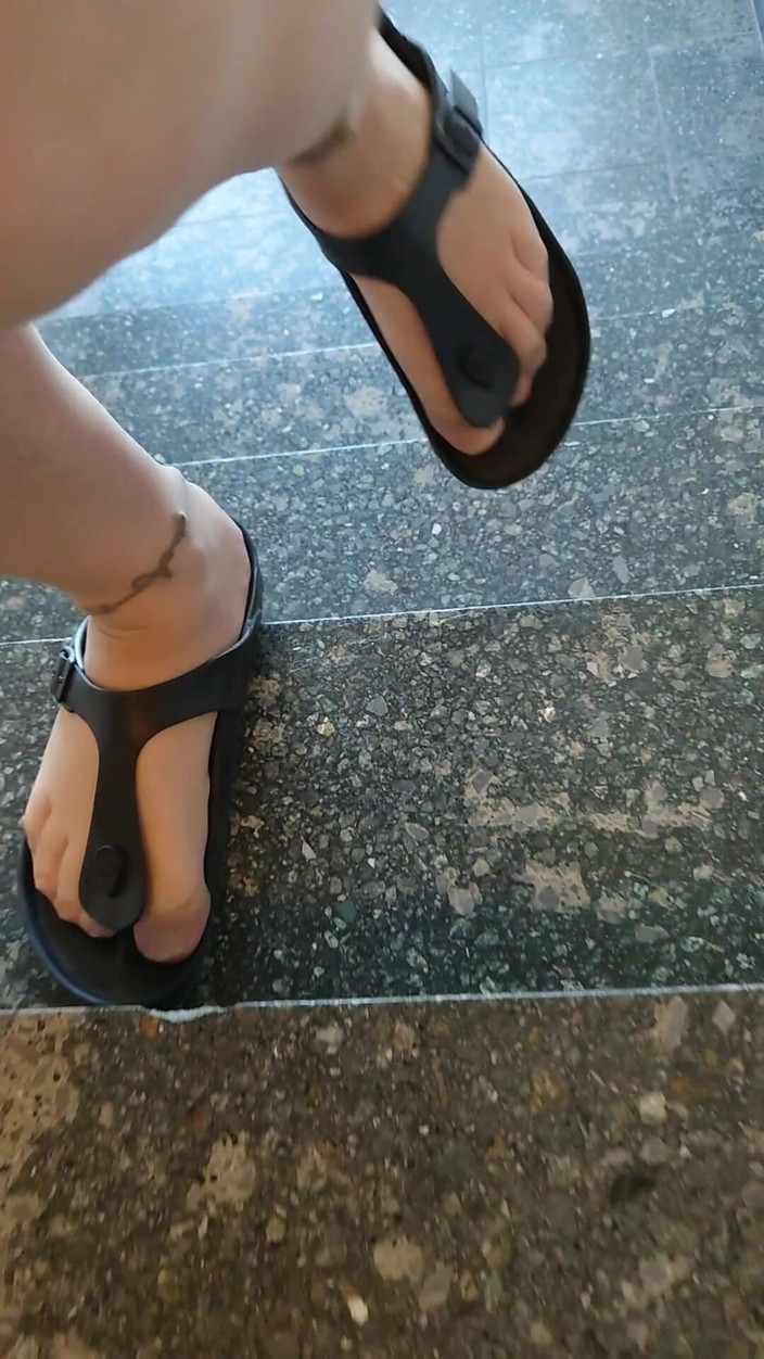 Carmen_Nylonjunge: Birkenstock e piedini in nylon nel vano scala