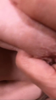 Tina, GILF incroyable à forte poitrine, adore jouer avec ses seins naturels parfaits et sa chatte poilue
