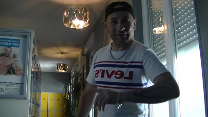 FRENCH HOLES CREAMPIED: Anonim xxl yarakla prezervatifsiz sikiliyor