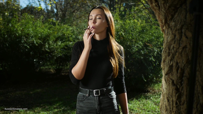 Russian Smokers: Dolce ragazza russa sensuale che fuma sigaretta all'aperto