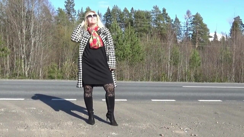Nylon-Heels: Une bombasse coquine sur la route