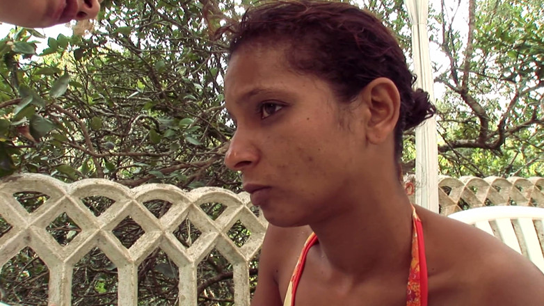 Enema Extreme And Top Girls: Avalage de lavement en plein air - des filles en bikini...