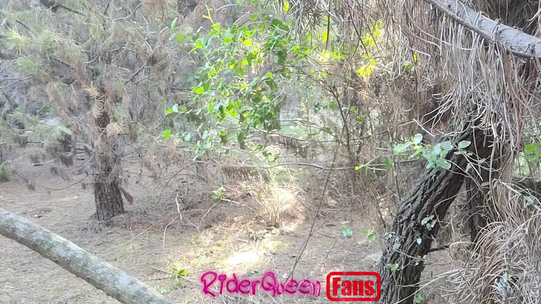 Riderqueen BBW Step Mom Latina Ebony: Riderqueen ensam, utomhus, videor för fans