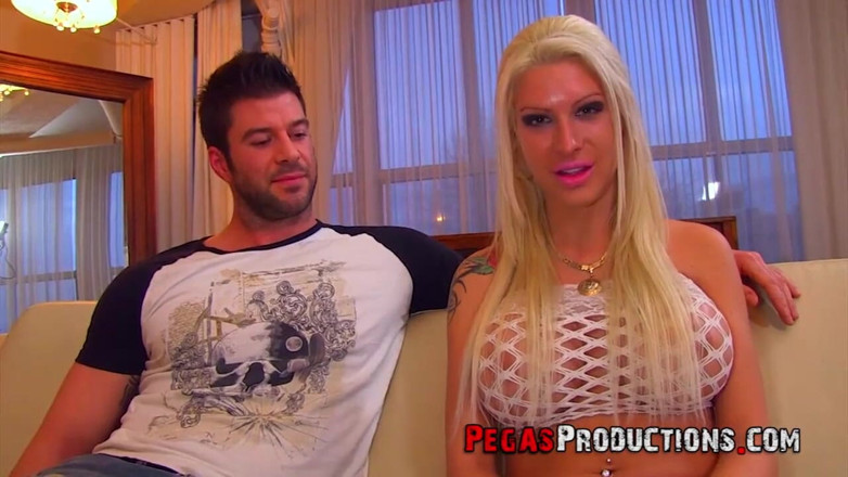 Pegas Productions: Un mec reçoit une bouchée de gros seins par une...