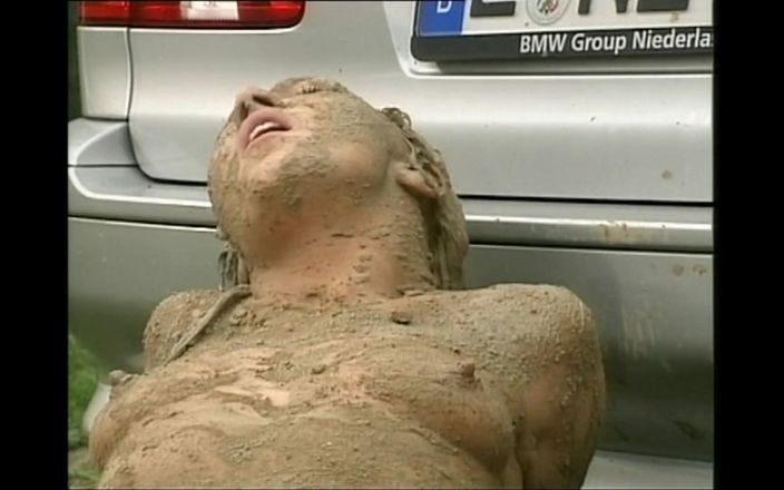 Forte Porno: Schlamm bedeckte schlampenarsch gefickt und von riesigem schwanz auf rosa...