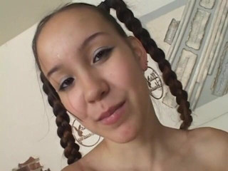 Dangerous Teens: La bella giovane ragazza asiatica con bretelle e trecce succhia...