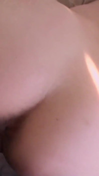 毛アジアの赤ん坊はPOVで男のコックに乗っています