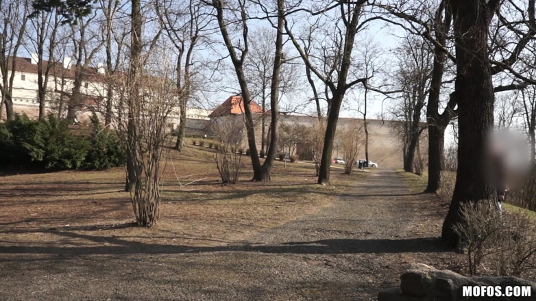 Public Pickups: Veřejné vyzvednutí - Kristine Crystalis předvádí svou koženou bundu a těsný...