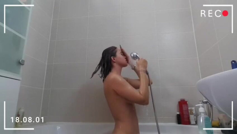 Erotic Tanya: Bath with Tanya in slow mo