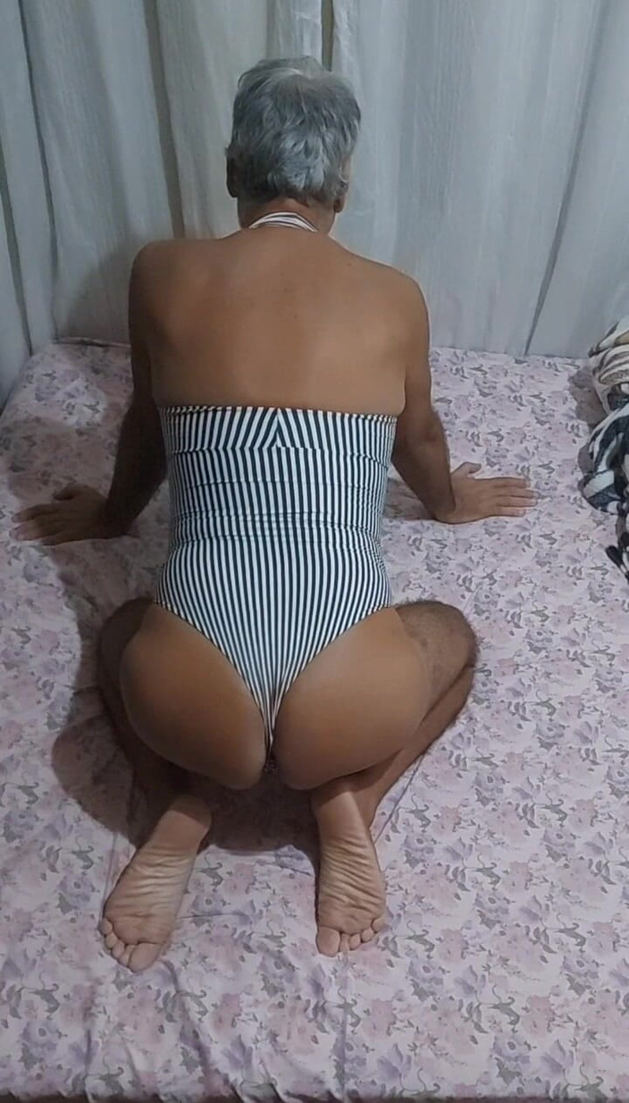 Ladysilvas: Ladysilva a letto molto sexy in una tuta che mostra...