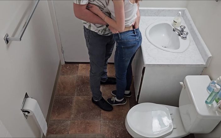 Ohseehere: Studenti šukají na záchodě