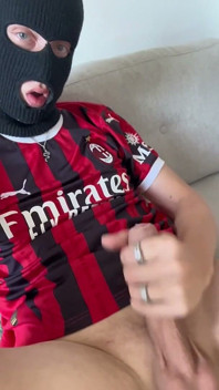Fratele excitat al lui Ac Milan Fotbalist împușcă încărcătura