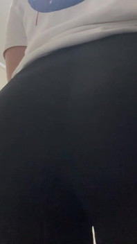 Péter dans un legging très moulant