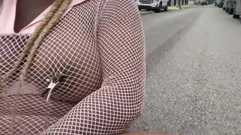 Super sexy ebony cuties: 공공 계단에서 내 보지를 따먹는 망사 드레스를 입고 산책