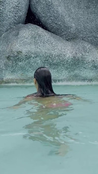 gulaabi bikni men hot Monika Fox pool men tairti hai aur chalti hai