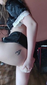 This rich maid wants to put a size L plug