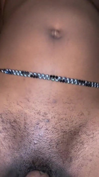 Сексуальная горячая африканская чернокожая BrownGurl234 трется большим клитором и Cresmy мокрую киску юной на подпрыгивающий член в видео от первого лица
