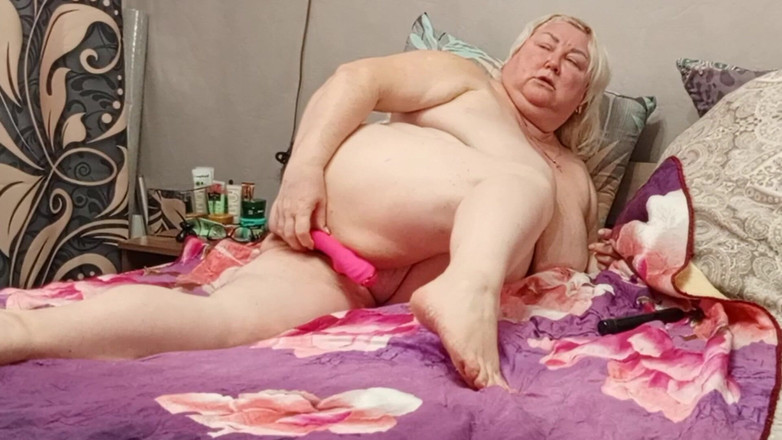 Zona901: 장난감으로 큰 보지에서 섹스하는 새엄마