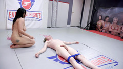 Evolved Fights: Nadia white gegen fick buck