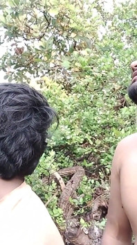 2人のバイクメカニックが道路に立ち寄り、森やクソ美しい少年がやってくる。