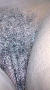 Une salope noire veut se faire remplir la chatte par un mec blanc et son sperme