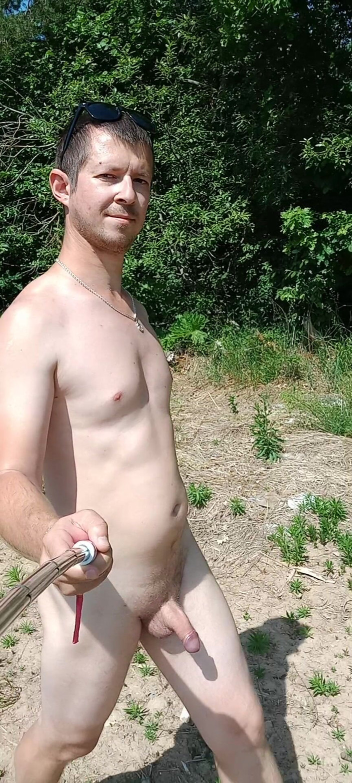 Aleks Ray: Un mec nu marche dans la nature