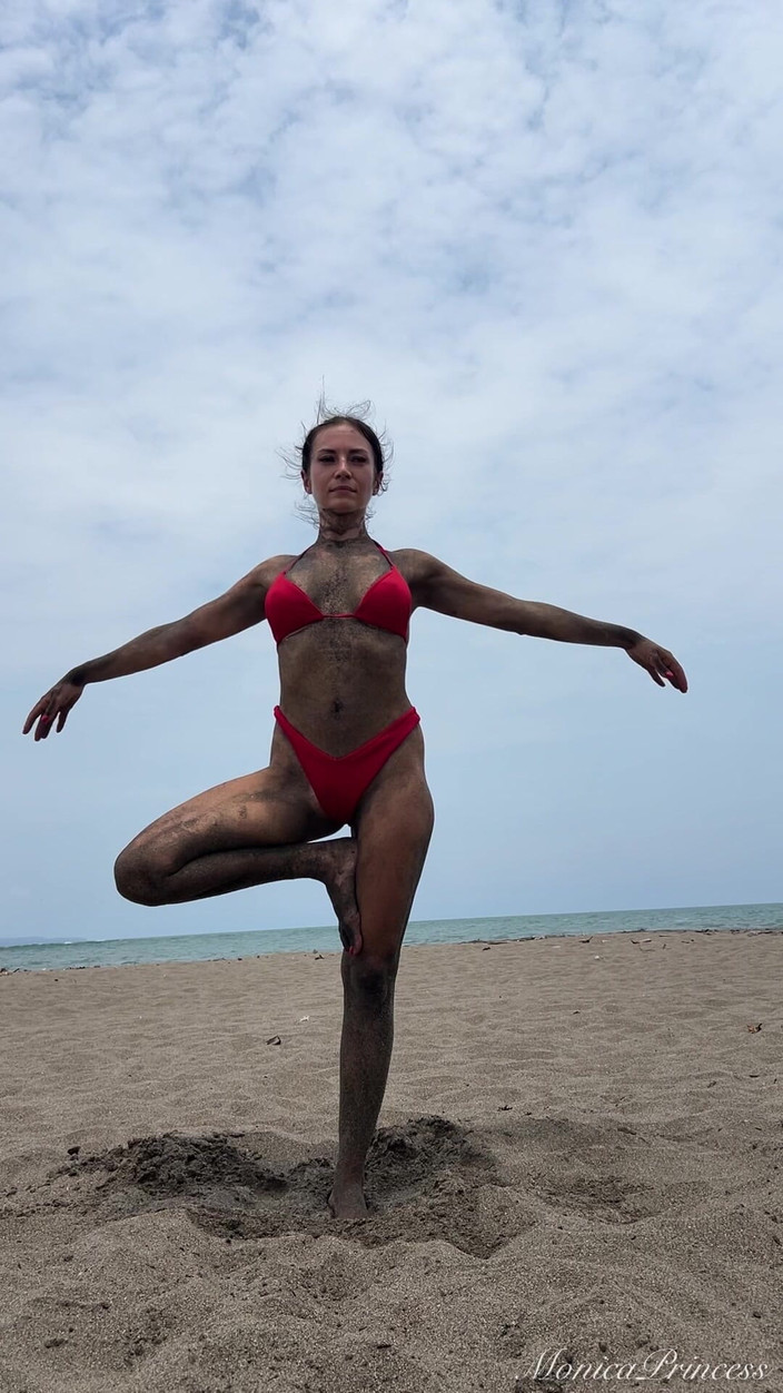 Princess Monica: Dikubur di pasir &amp; yoga pantai - pertunjukan ganda