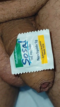 Un papi hétéro sale son gland avec du sel iodé.
