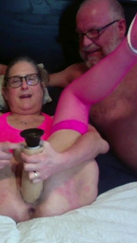 Une femme mature se fait baiser par un gros gode de 12 pouces, le mari éjacule sur la chatte d'une MILF