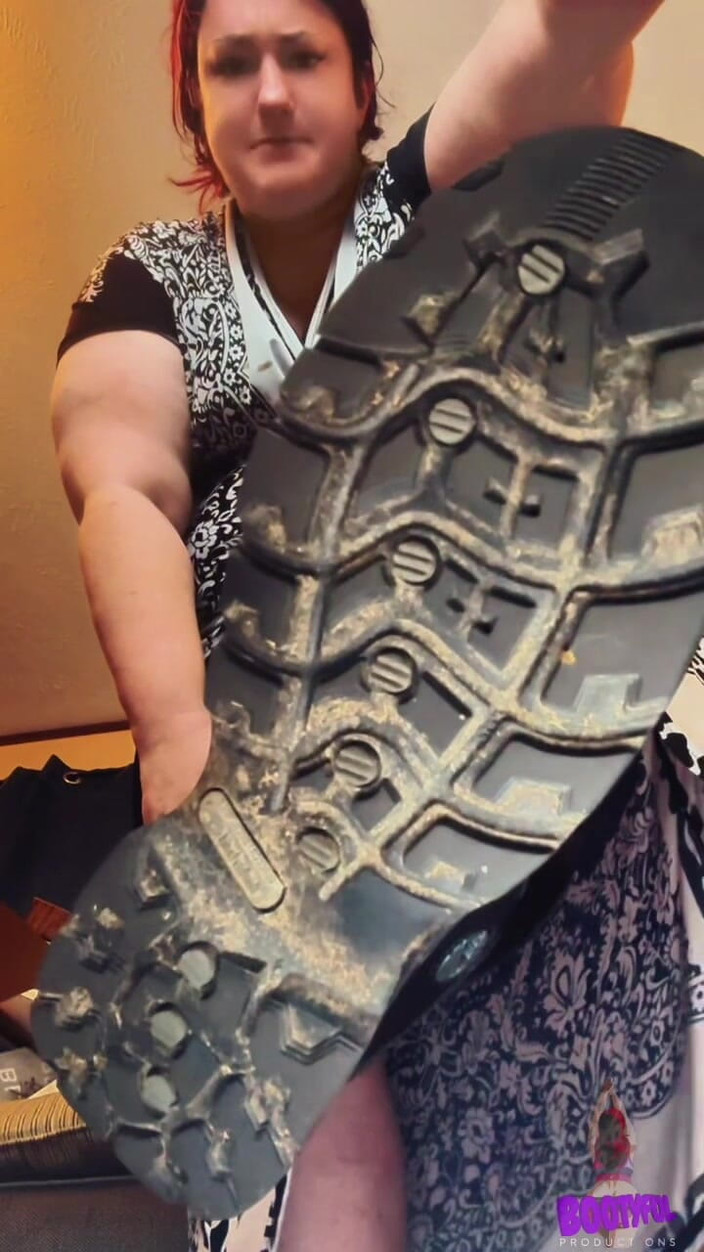 BellaBlast: Linge-mi cizma, curvă cu instrucțiuni de masturbare