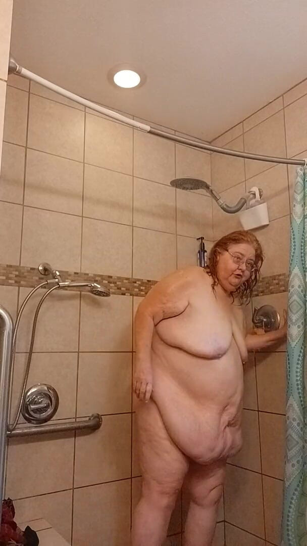 BBW nurse Vicki adventures with friends: พยาบาลวิคกี้เหงื่อโชกทั้งตัว ต้องการอาบน้ำ