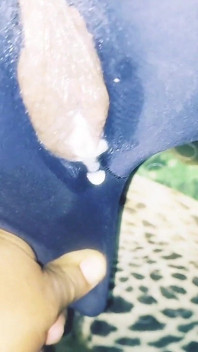 Daddy Bear mengoyakkan seluar pendek saya dan menumbuk dubur saya yang melebar
