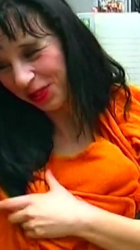 Reife brünette lutscht lila dildo, während sie schlampige muschi fingert