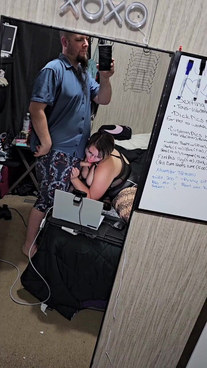 Funhousewife69: 그는 침실에 걸어 와서 내 자지를 빨게 만들었어