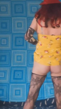 私のセクシーな小さな黄色のドレスと青いパンティーのティーザー