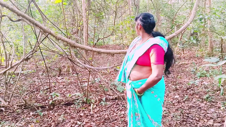 Telugu honey lips: Indischer Outdoor-Sex. Telugu Dirty Talks.