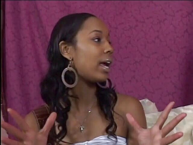 A Lesbian World: Лесбіянки їдять одна одну перед розвагою зі страпоном