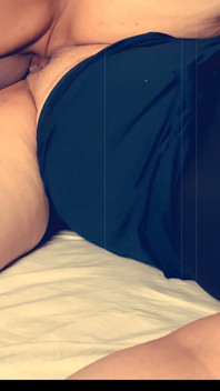 Un beau-fils excité partage son lit avec sa belle-mère, il la baise par derrière comme un étalon et lui ruine la chatte pendant que ses gros seins rebondissent