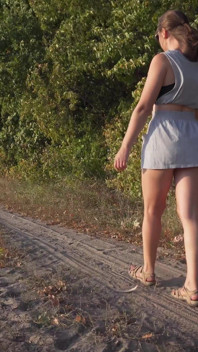 Procházky venku a ukazování zadku pod sukní